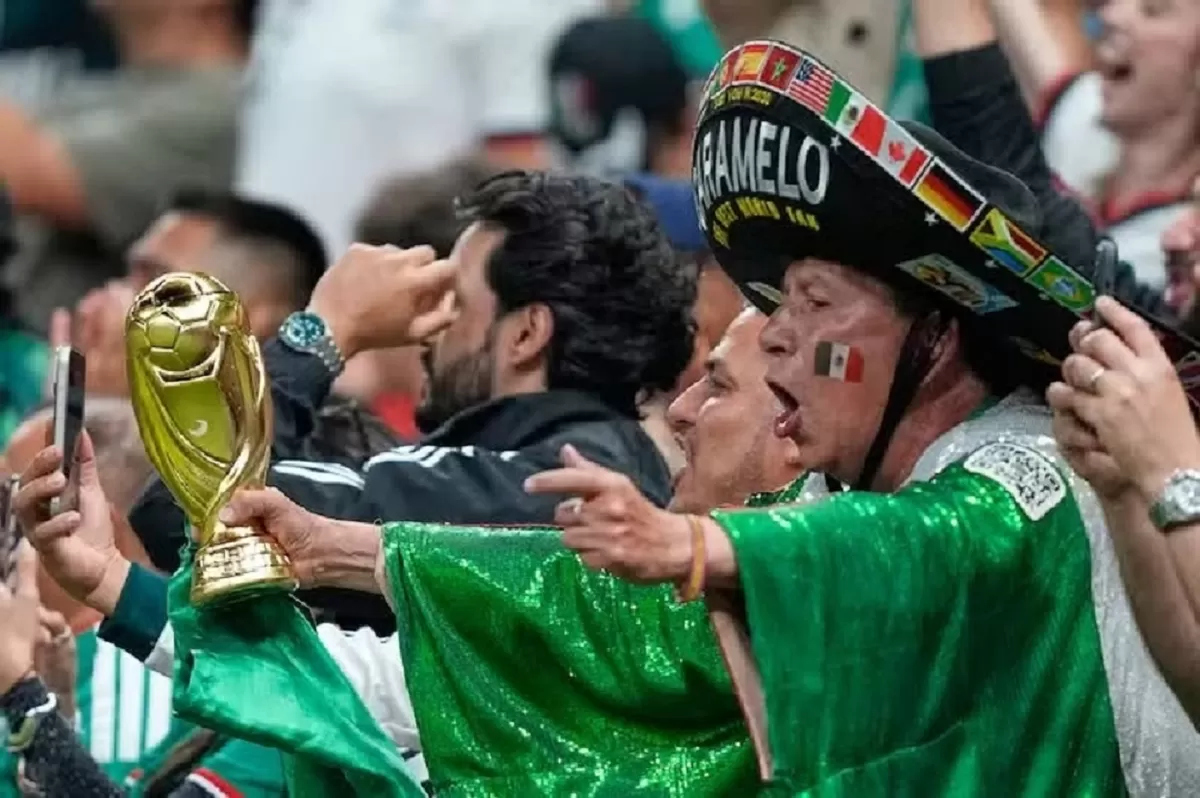 Suporter Meksiko merayakan kemenangan 3-0 atas Republik Ceko.