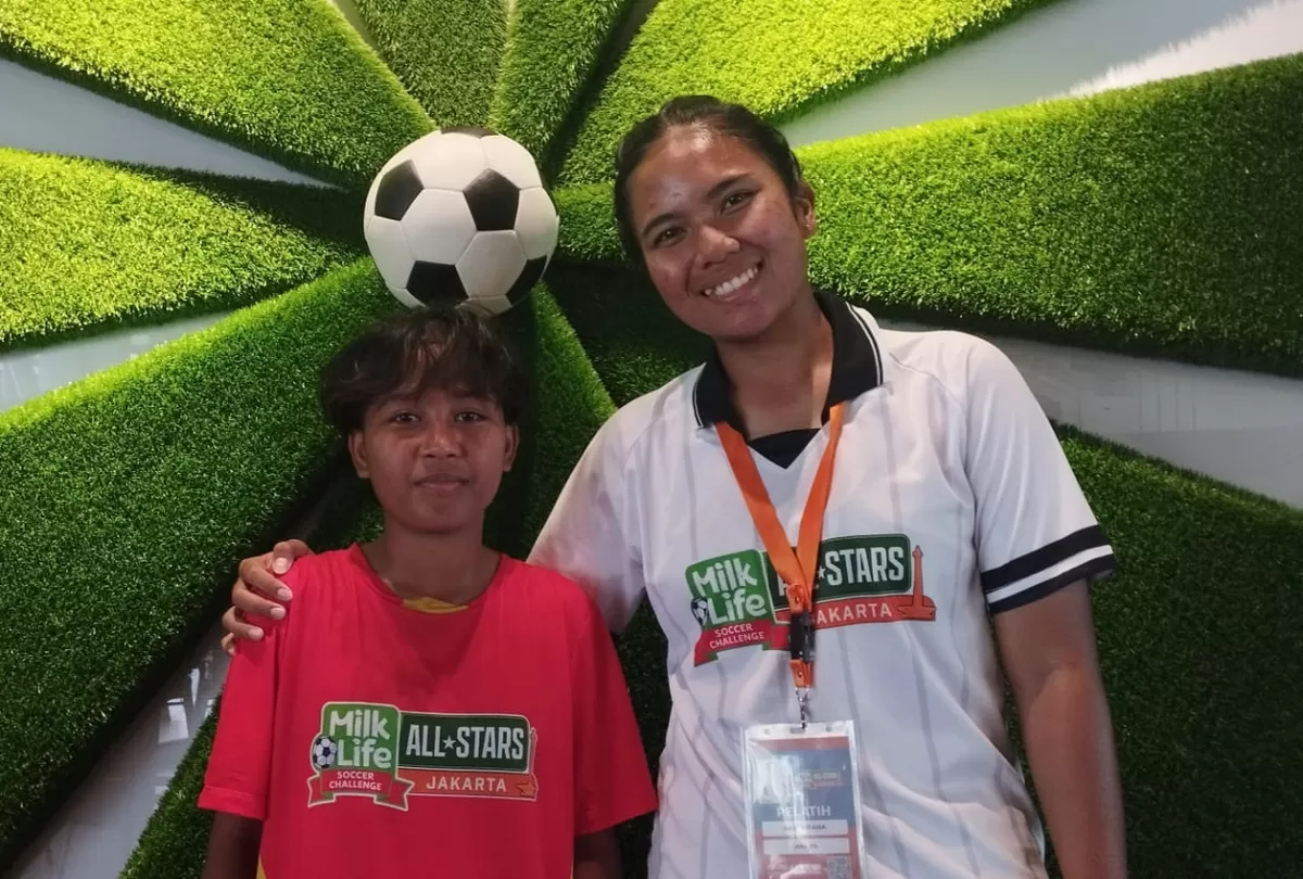 Asisten Pelatih Tim All Stars DKI Jakarta Sasi Kirani bersama salah satu pemain Euis F. Sa'adah di MLSC All Stars 2026 di Kudus, Sabtu, 27 Juni 2026.
