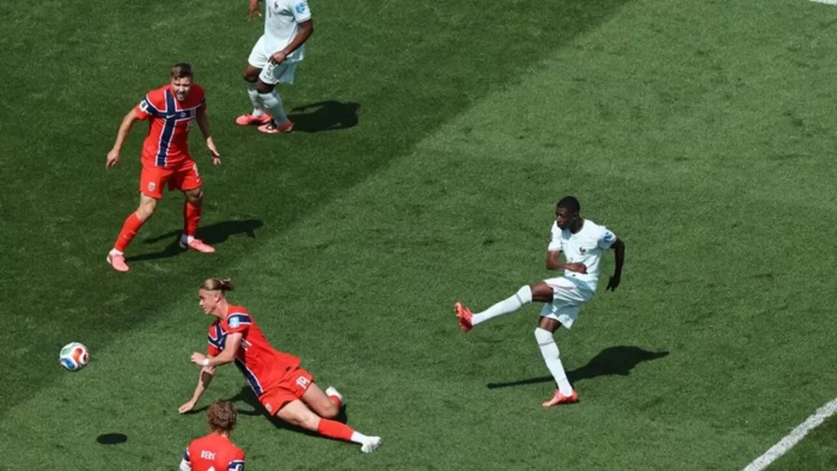 Penyerang Prancis, Ousmane Dembele melepaskan tendangan ke gawang Norwegia pada laga terakhir Grup I Piala Dunia 2026. (Getty Images)