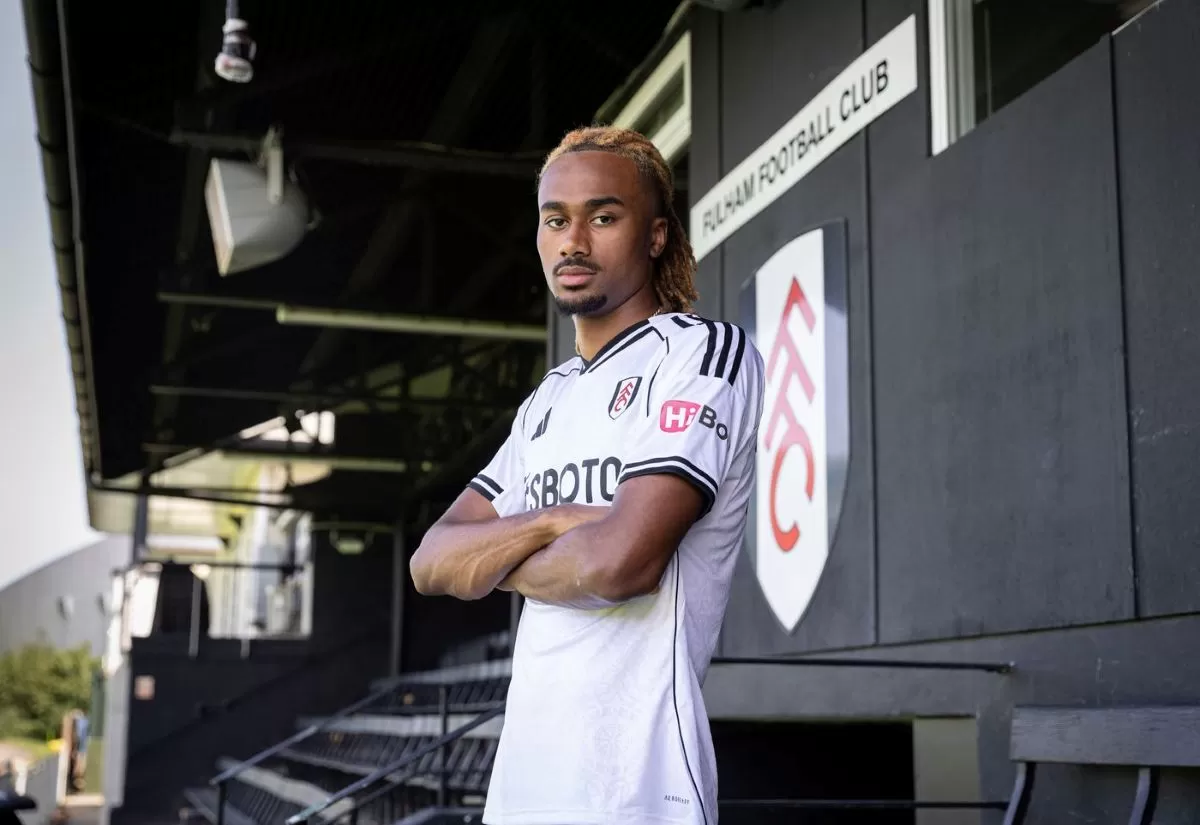 Jonah Kusi Asare resmi berseragam Fulham untuk Liga Primer 2026/27. (Fulham FC)