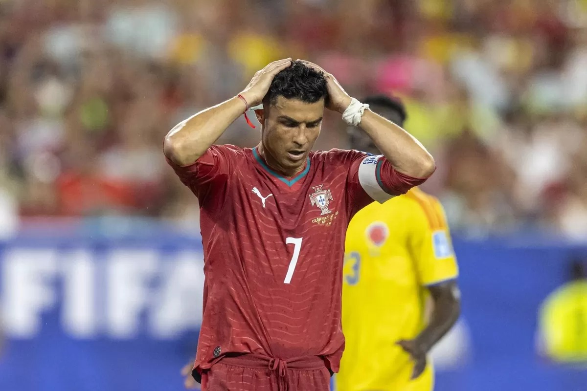 Cristiano Ronaldo tak berkutik dijaga ketat pemain belakang Kolombia.