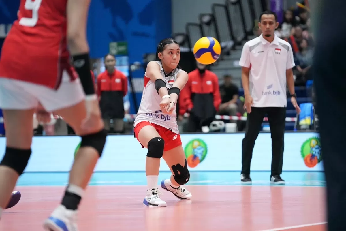Libero timnas voli putri Indonesia, Nathania Putri Prasetya mengambil bola pengembalian awal di pertandingan melawan Thailand, Senin, 29 Juni 2026, di Nakhon Ratchasima, Thailand.
