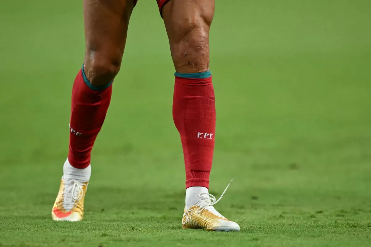 Cristiano Ronaldo dihadiahi sepatu Nike 'Mercurial Superfly 11 Gold Scorpion'. (Instagram / @nikefootball)