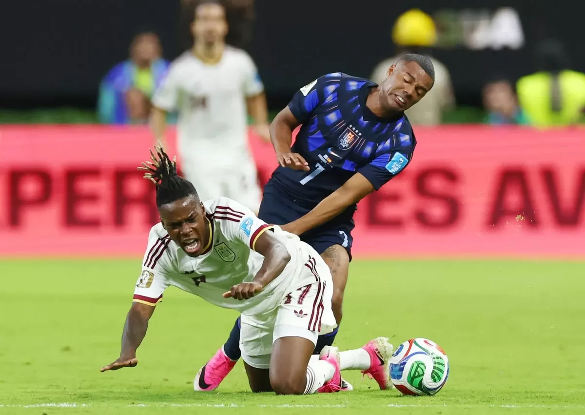 Nico Williams ditekel keras oleh gelandang Uruguay Nicolas de la Cruz (fifa)