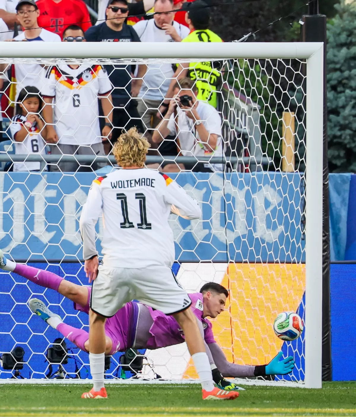 Kiper Orlando Gill melakukan penyelamatan gemilang saat tos-tosan melawan Jerman.