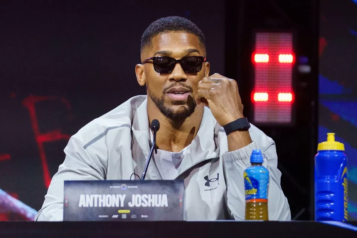 Anthony Joshua akan bertarung melawan Tyson Fury.