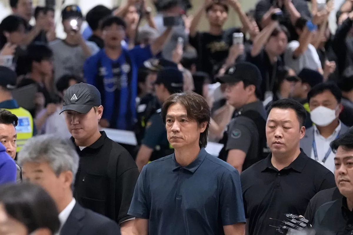 Pelatih Korea Selatan Hong Myung-bo dan beberapa pemain dicemooh habis-habisan.