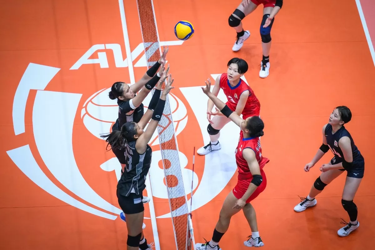 Dua pemain voli U-18 Indonesia melakukan double blocking serangan dari juara bertahan Jepang di laga pertama, AVC Girl's U-18 Championship 2026 di Nakhon Ratchasima, Thailand, Rabu, 1 Juli 2026.