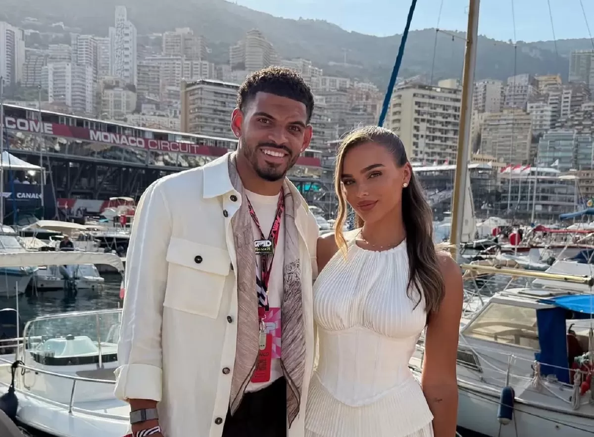Morgan Gibbs White dan Britney De Villiers menikmati liburan di kapal pesiar.  (@.britneydevilliers/Instagram)