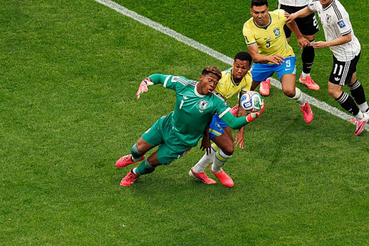 Kiper Jepang Zion Suzuki mempertahankan bola selama pertandingan Babak 32 Besar Piala Dunia FIFA 2026 antara Brasil dan Jepang di Stadion Houston pada 29 Juni 2026 (Eurasia Sport Images)