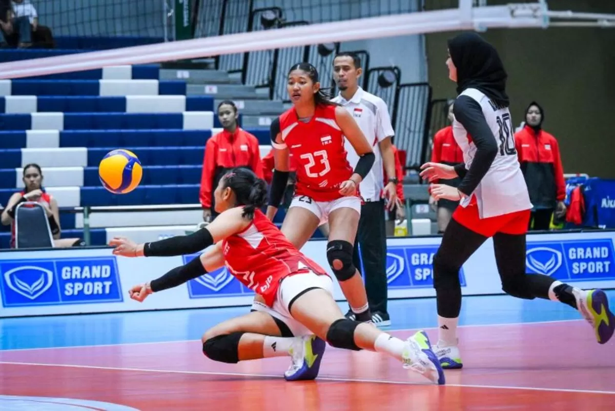 Pemain Indonesia U18 jatuh bangun mengambil bola servis Iran di laga kedua, Grup C Asian Women's U18 Volleyball Championship 2026, Selasa, 2 Juli 2026. Kalahkan Iran, Indonesia raih kemenangan pertama