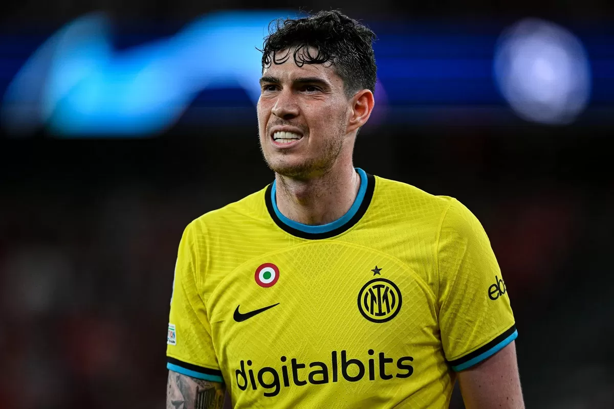 Bek tengah Inter Milan, Alessandro Bastoni, menolak hadir di kantor kejaksaan 