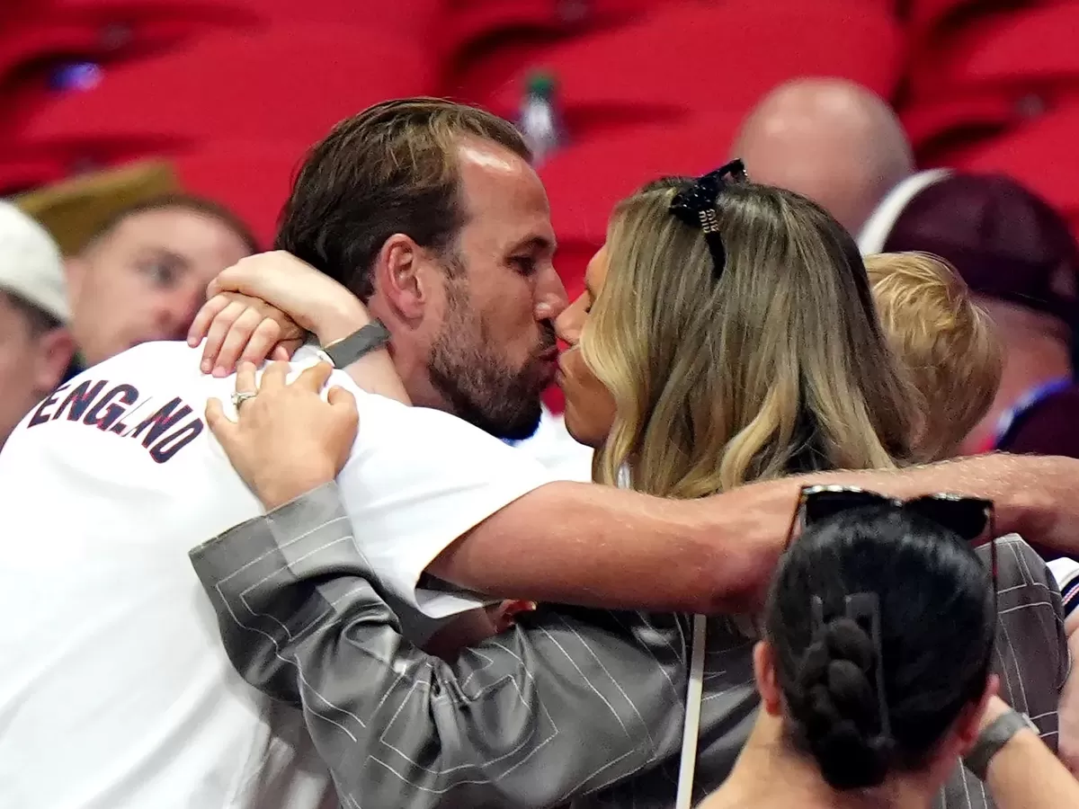 Harry Kane mencium istrinya Kate dan merayakan kemenangan timnas Inggris atas Kongo.