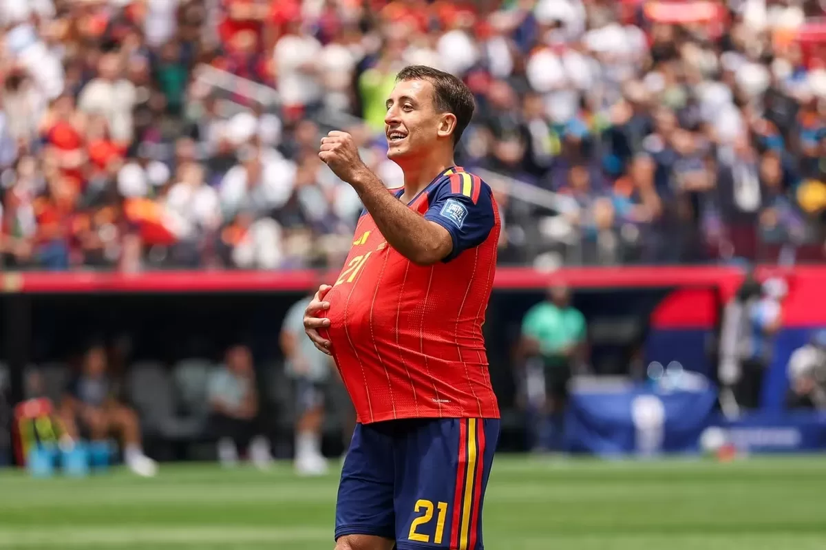 Mikel Oyarzabal mencetak dua gol untuk Spanyol.