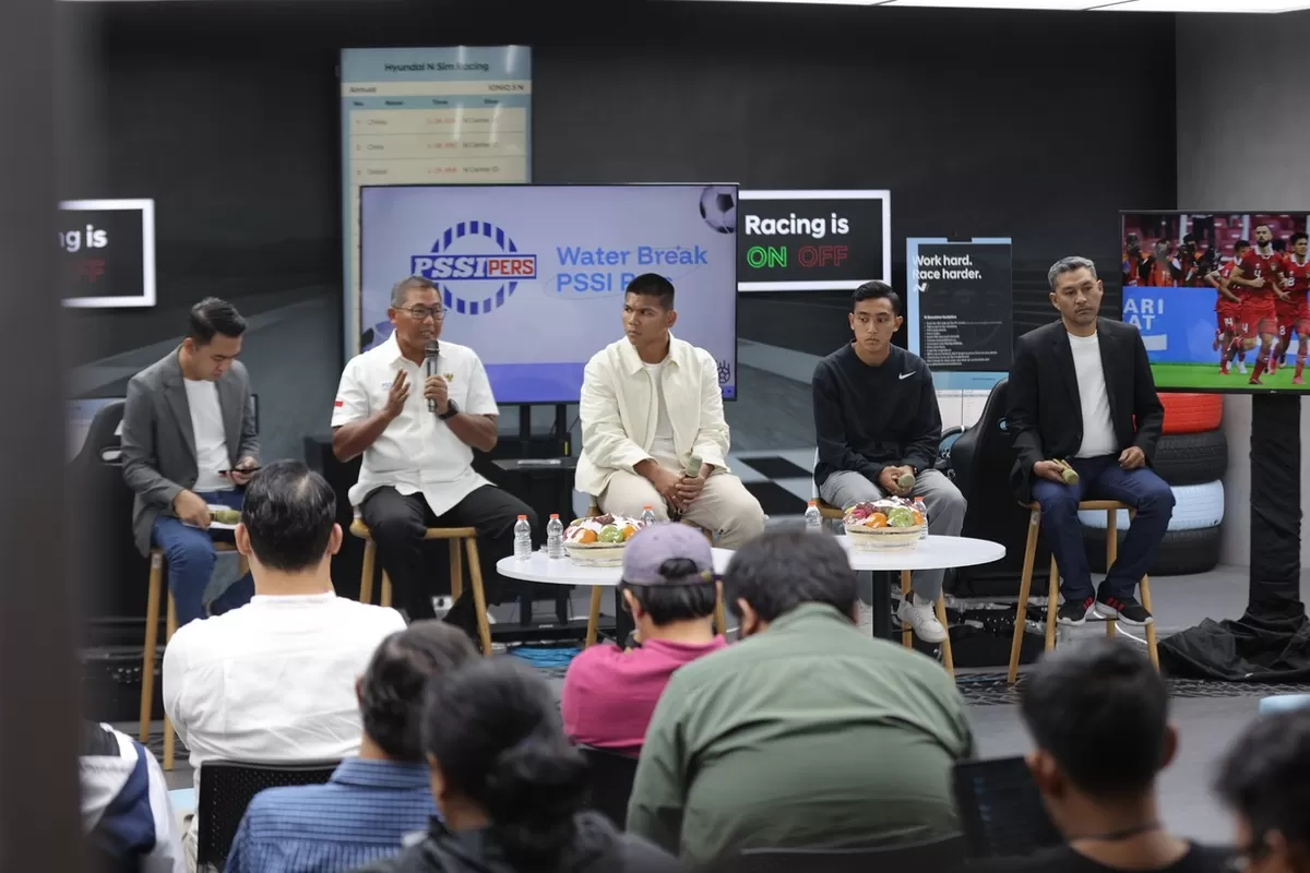 Ketua BTN Sumardji bersama dua pemain Timnas Indonesia Cahya Supriadi dan Rayhan Hanan, serta pengamat sepak bola Marco Tampubolon dalam acara Water Break PSSI Pers di Jakarta, Jumat, 3 Juli 2026.
