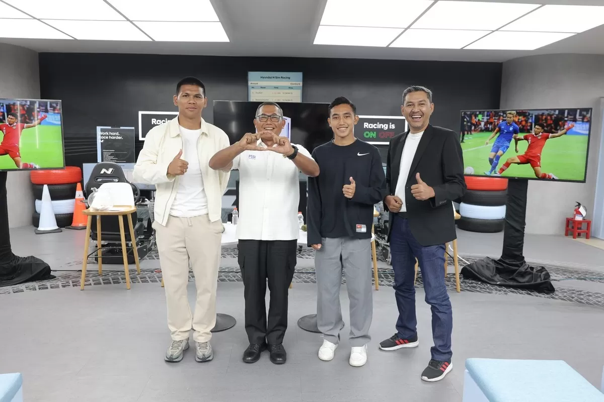 Ketua BTN Sumardji, bersama dua punggawa Garuda Cahya Supriadi dan Rayhan Hanan, dan pengamat sepak bola Marko Tampubolon, di Water Break PSSI Pers, Jakarta, 3 Juli 2026. 