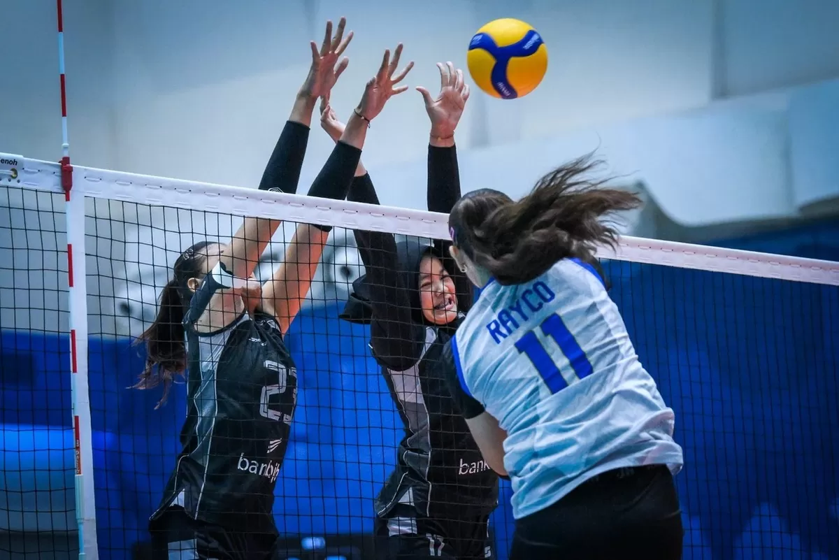 Dua pemain Indonesia berusaha melakukan blocking serangan pemain Filipina saat laga penentuan fase grup Asian Women's U18 Volleyball Championship (AVC) 2026 di Thailand, 21 Juli 2026. 