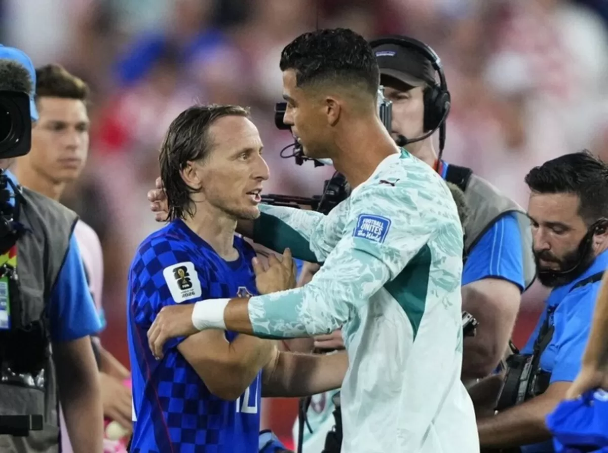 Cristiano Ronaldo memeluk Luka Modric usai laga Portugal vs Kroasia di Piala Dunia 2026. (Reuters)