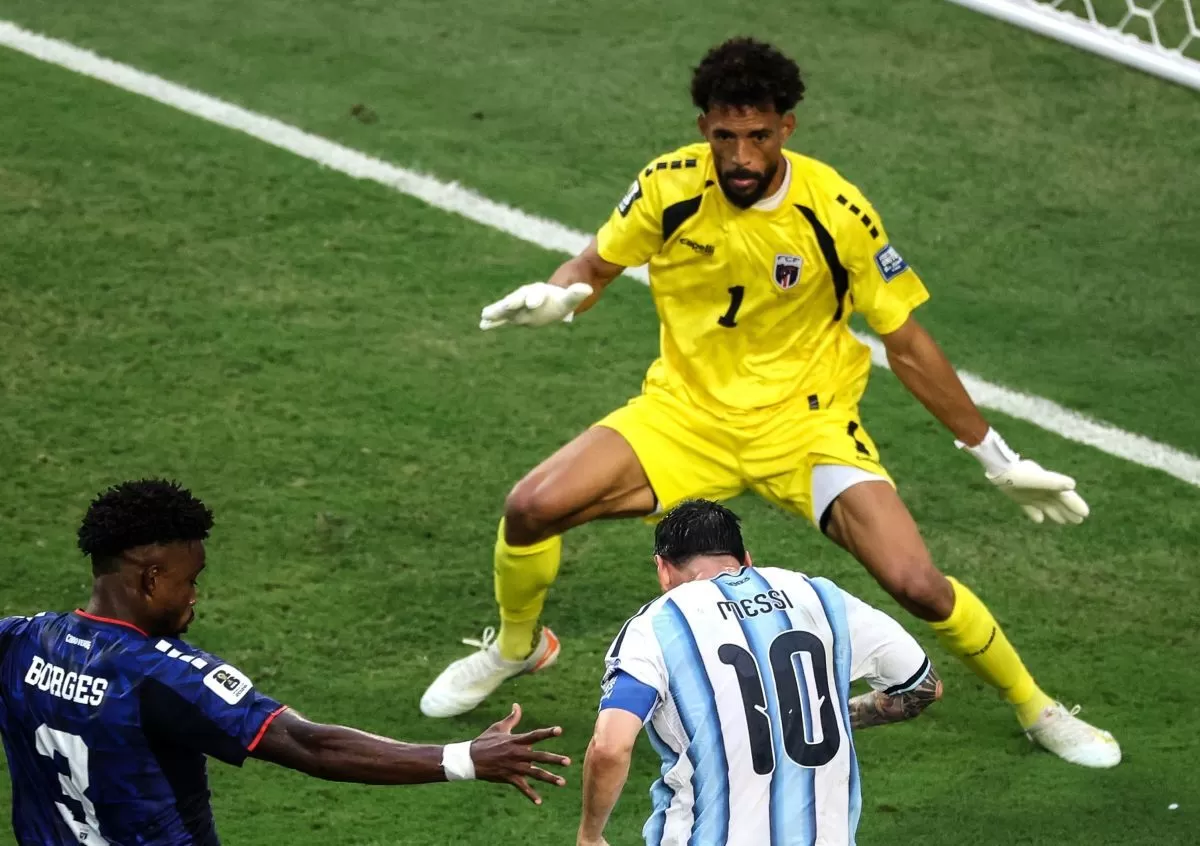 Lionel Messi berhadapan dengan kiper Tanjung Verde Vozinha untuk mencetak gol pembuka di laga Argentina vs Tanjung Verde. (@fifaworldcup)