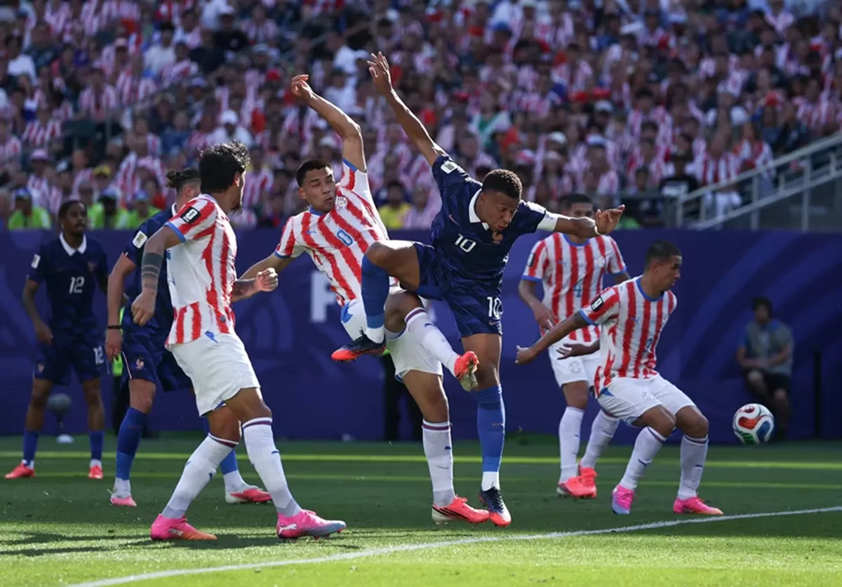 Kylian Mbappe mendapat kawalan ketat pemain Paraguay di babak 16 besar Piala Dunia 2026. (FIFA)