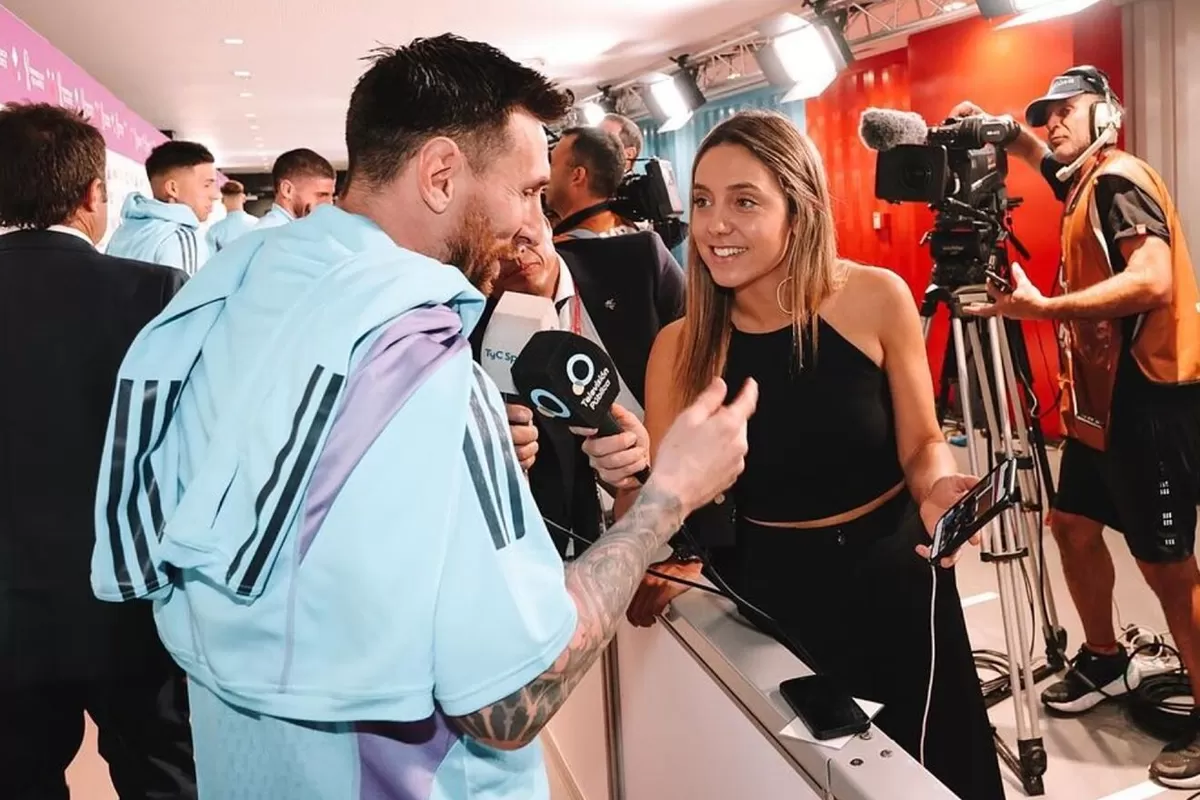 Lionel Messi membantu membersihkan nama reporter wanita Argentina Sofi Martinez di area pers..