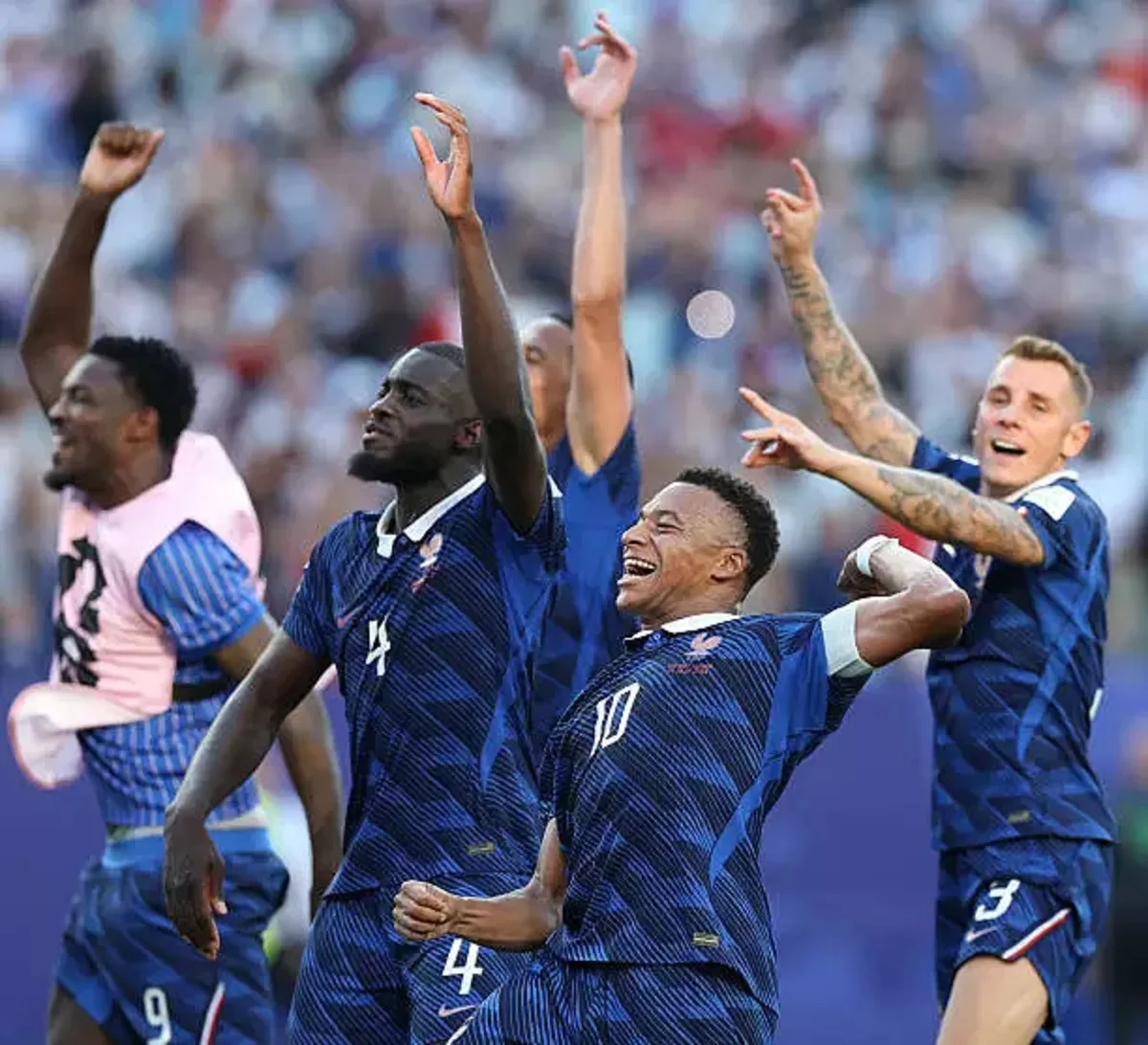 Pemain Prancis merayakan kemenangan 1-0 atas Paraguay.