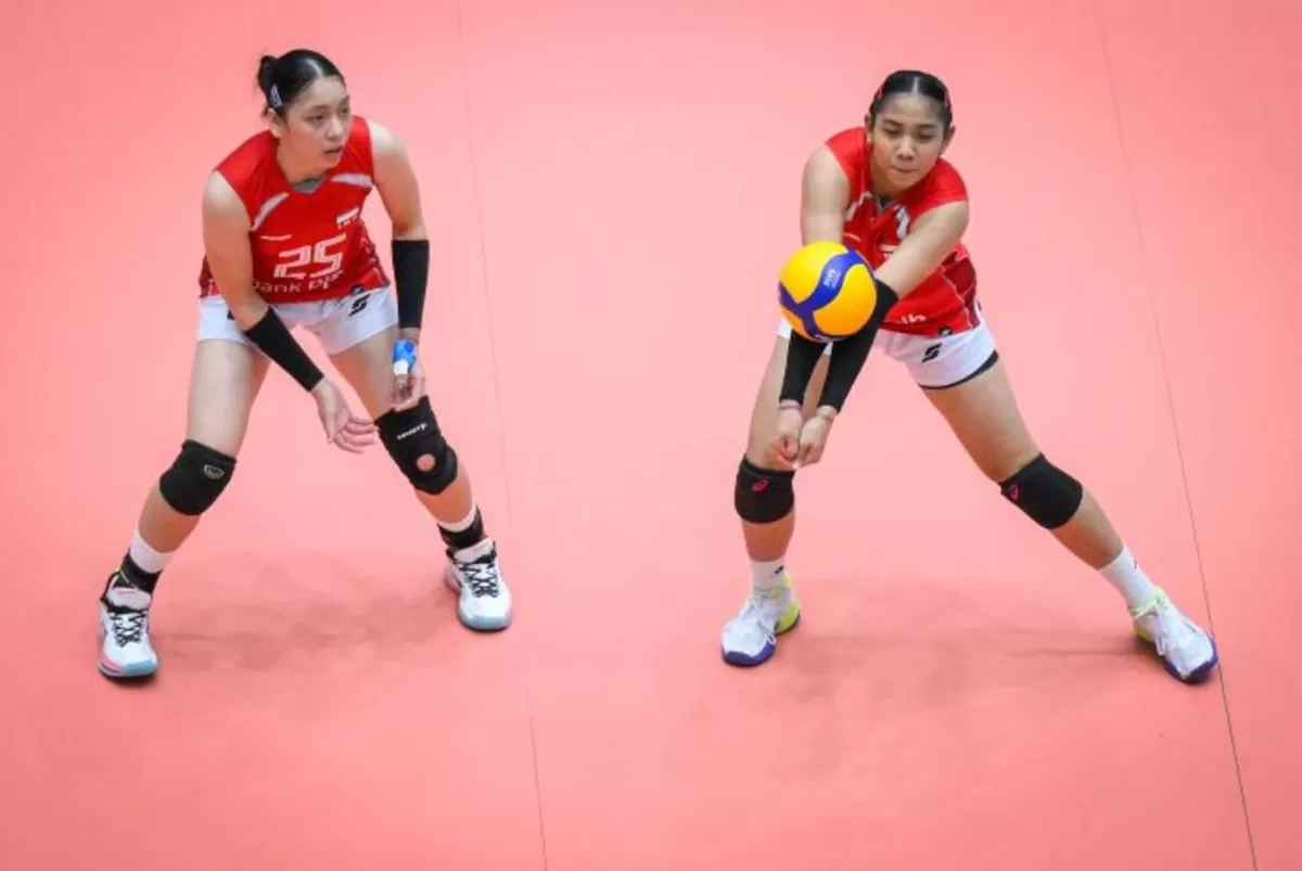Dua pemain Timnas Voli Putri Indonesia U18 mencoba menerima servis lawan di perebutan peringkat lima AVC Cup U18 2026 di Thailand, Senin, 6 Juli 2026.