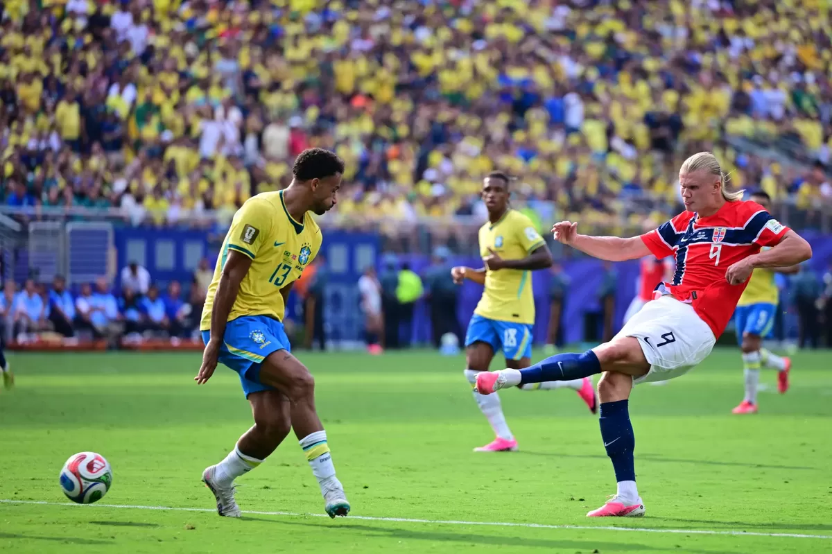 Erling Haaland mencetak dua gol saat Norwegia menekuk Brasil 2-1.