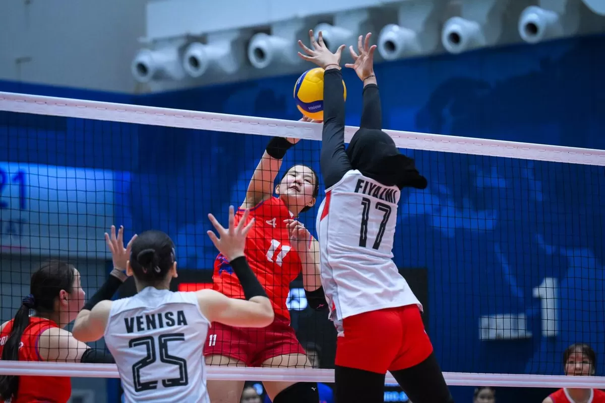 Pemain timnas voli Indonesia U18, Fiyalmi (17) berusaha memblock smes keras pemain Mongolia di perebutan posisi 7 AVC Cup U-18 2026 di Nakhon Ratchasima, Thailand, Selasa, 7 Juli 2026.