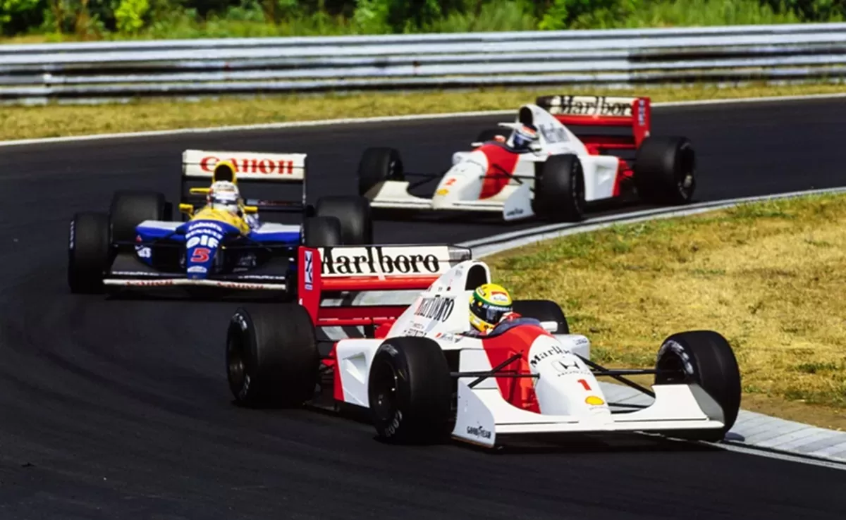 Ayrton Senna memimpin di depan Nigel Mansell dan Gerhard Berger. (LAT Photographic)