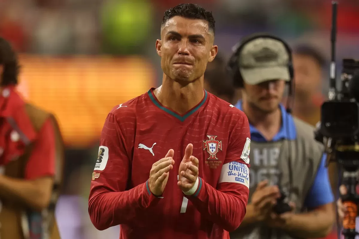 Cristiano Ronaldo menangis di lapangan setelah kekalahan di menit-menit akhir melawan Spanyol.  (AP)