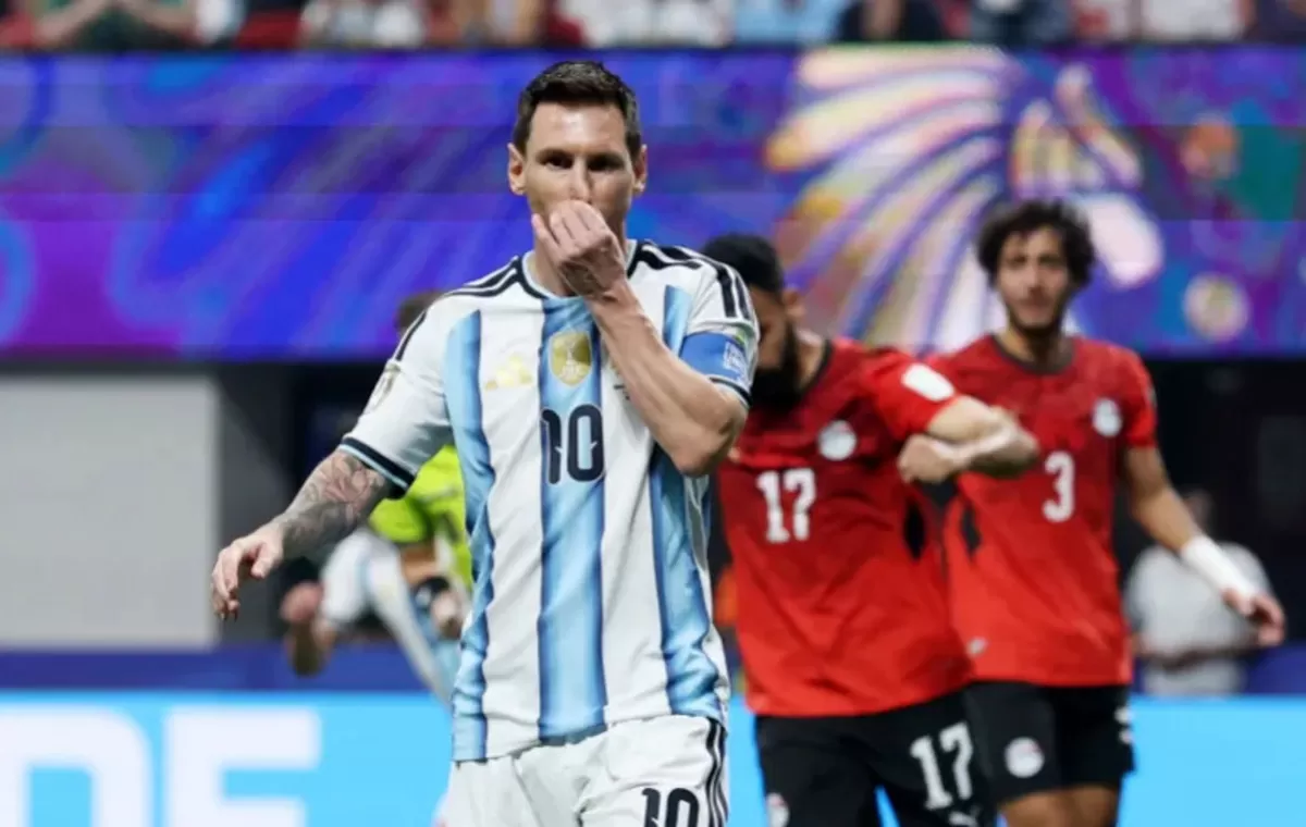Reaksi Messi saat tendangan penaltinya ditepis oleh Shoubir.