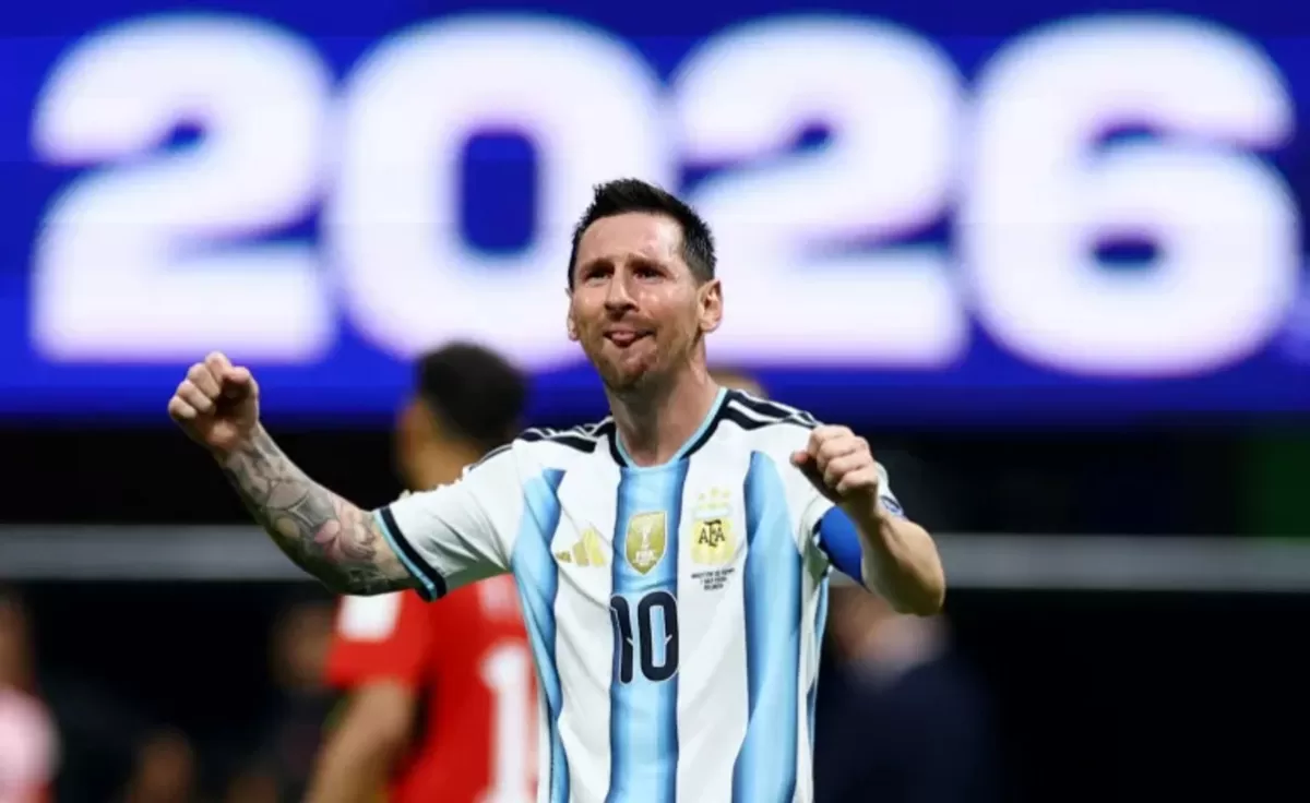 Lionel Messi yang meneteskan air mata merayakan kemenangan Argentina setelah pertandingan.  
