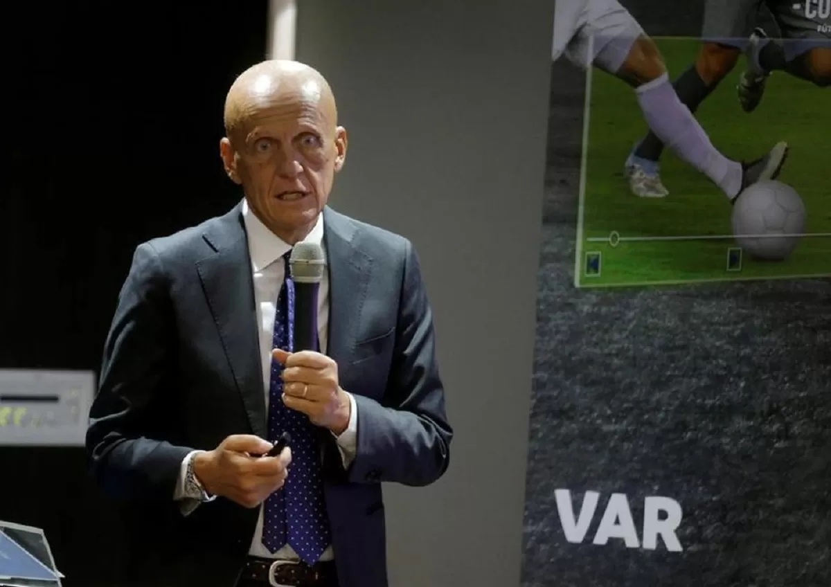 Kepala bidang perwasitan FIFA, Pierluigi Collina dari Italia.