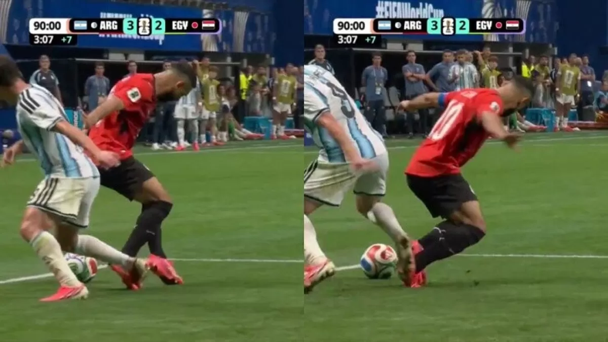 Benturan antara Mohamed Salah dan Alvarez di dalam kotak penalti Argentina.