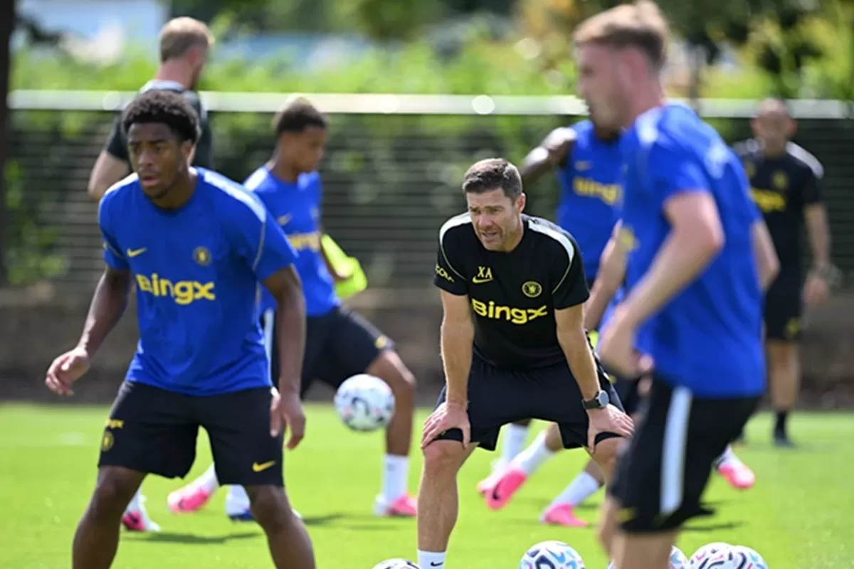 Xabi Alonso memulai latihan perdananya di Chelsea. (Chelsea FC)