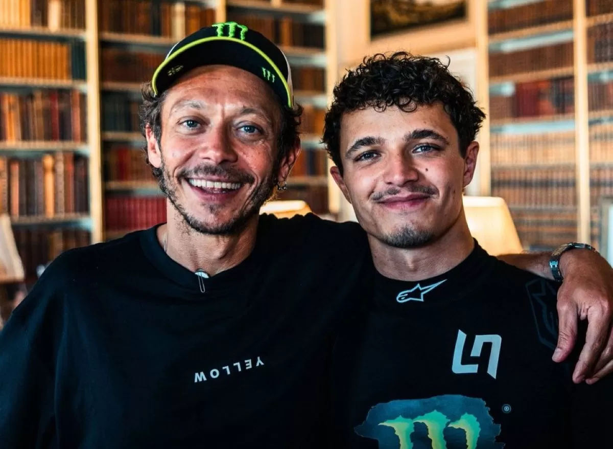 Juara dunia F1 Lando Norris bertemu dengan Valentino Rossi di Goodwood Festival of Speed 2026. (@fosgoodwood)