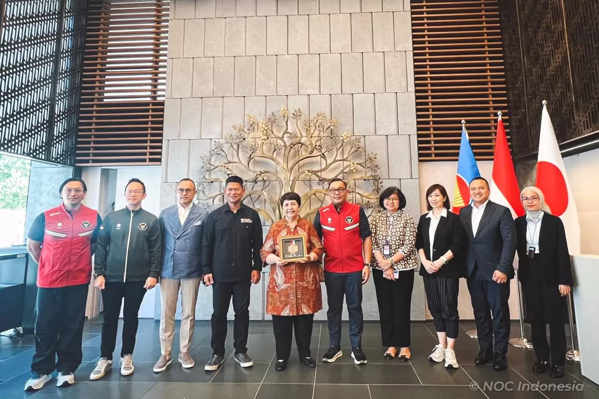 Ketua Umum NOC Indonesia Raja Sapta Oktohari, bersama Chef de Mission (CdM) Tim Indonesia Todotua Pasaribu berfoto bersama pejabat KBRI Tokyo usai mengecek kesiapan fasilitas pendukung tim Indonesia.
