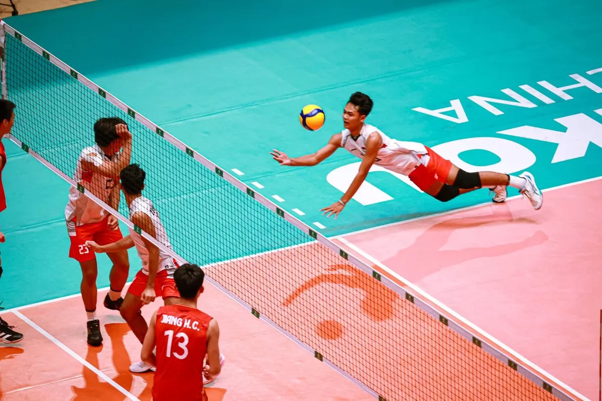 Pemain Timnas voli putra Indonesia dibuat hingga jatuh bangun mengambil pengembalian bola lawan, China di laga perdana penyisihan grup AVC Cup U18  di Haikou, China, 12 Juli 2026.