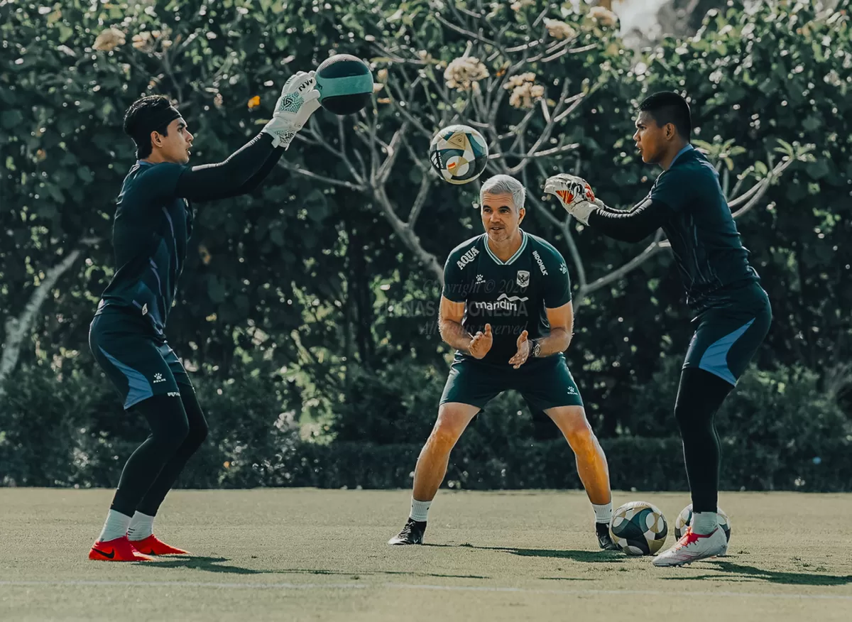 Dua kiper Timnas Indonesia, Nadeo Argawinata dan Cahya Supriadi dalam pemusatan latihan gelombang I ASEAN Championship 2026, di Bali, pada sesi latihan 8 Juli lalu.