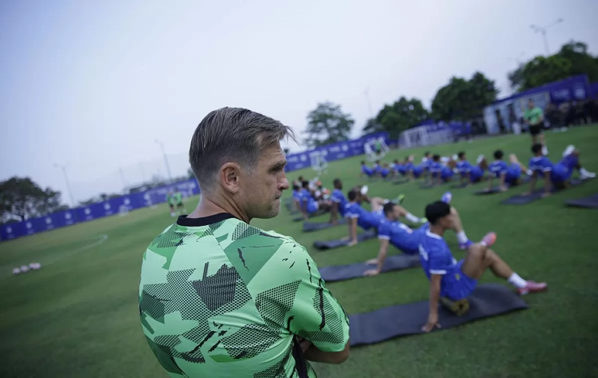 Pelatih baru Persib Igor Tolic pimpin latihan perdana. (Persib/Nando)