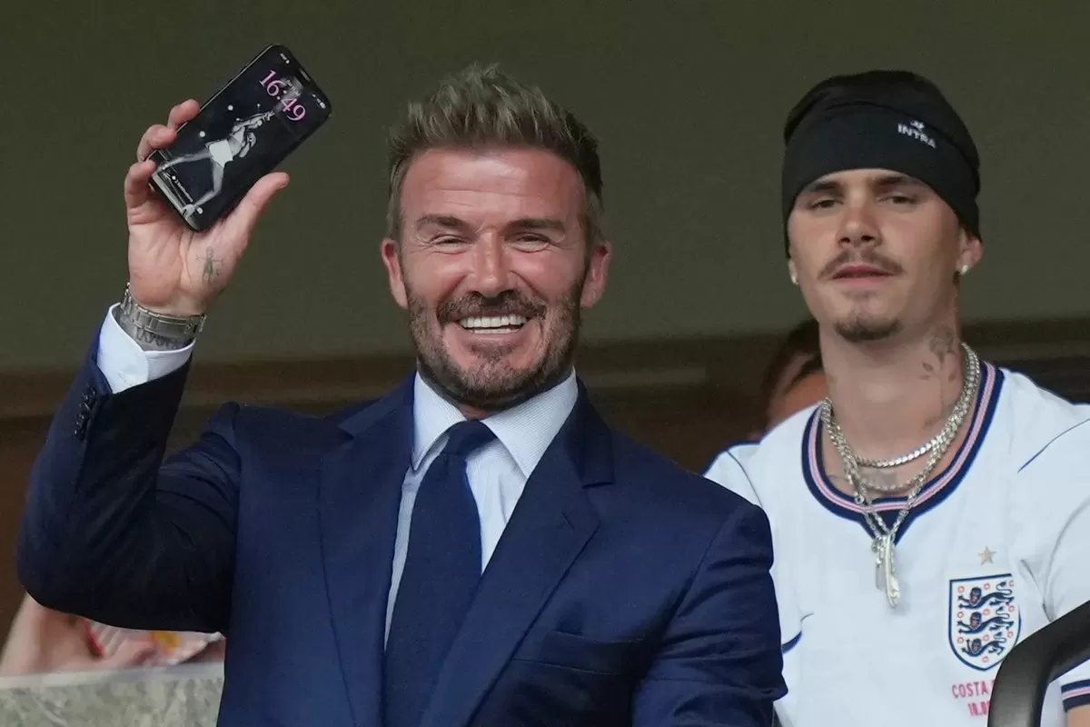 David Beckham memamerkan latar belakang ponselnya &ndash; foto istrinya, Victoria.