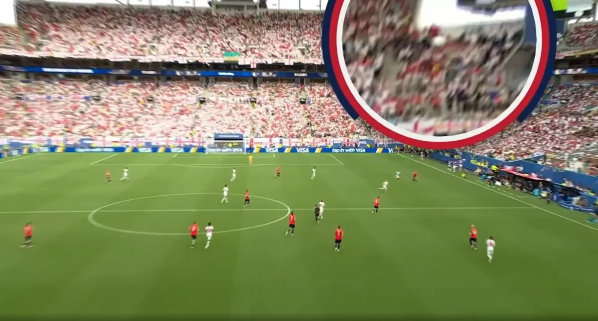 Bola bertabrakan dengan kamera yang tergantung di atas stadion.