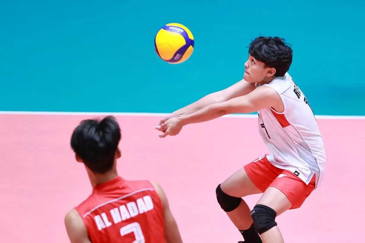 Libero Timnas Voli Putra U18 Indonesia Rendy Erviansyah mengembalikan bola lawan di laga kedua Grup A AVC U18 Championship 2026 di Haikou, Cina, Senin, 13 Juli.