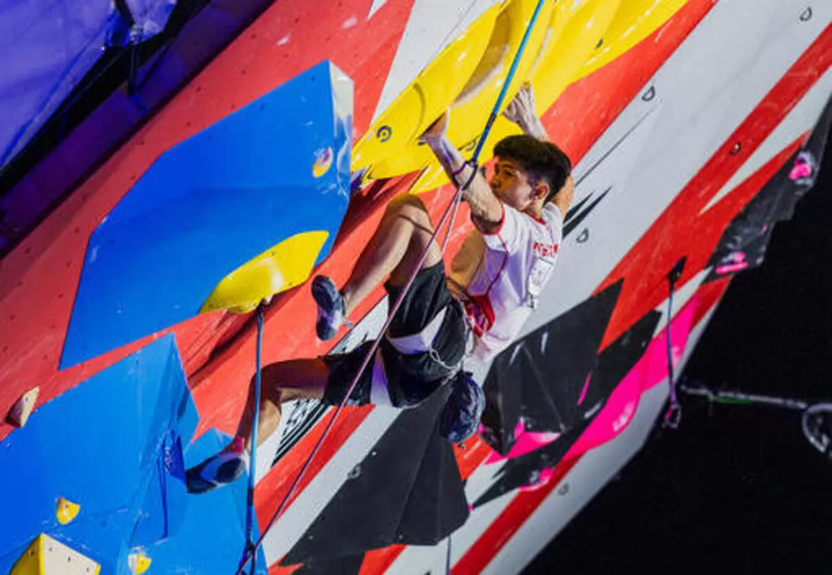 Putra Tri Ramadani kembali sukses membuktikan dirinya mampu bersaing ketat di level dunia. Ia bawa pulang perunggu lead individu putra, di IFSC World Climbing Series Chamonix 2026, Senin, 13 Juli.