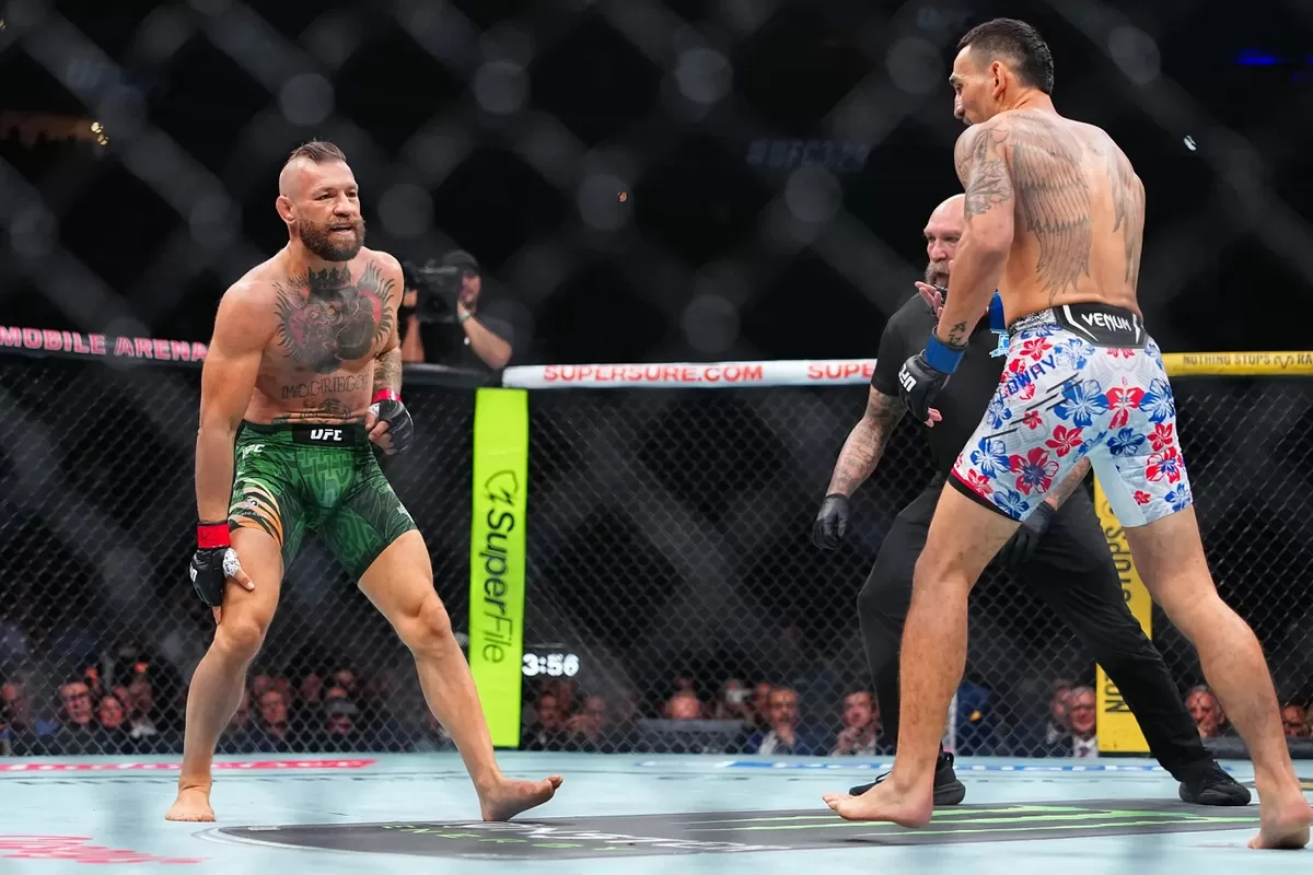 Conor McGregor (kiri) mengalami cedera lutut kanan hanya beberapa detik memasuki ronde pertama 