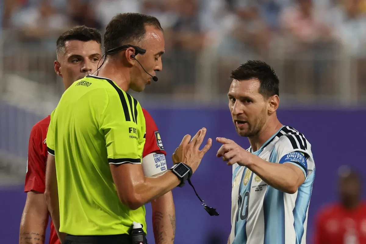 Kapten Argentina Lionel Messi terlihat beradu mulut dengan wasit Joao Pinheiro.