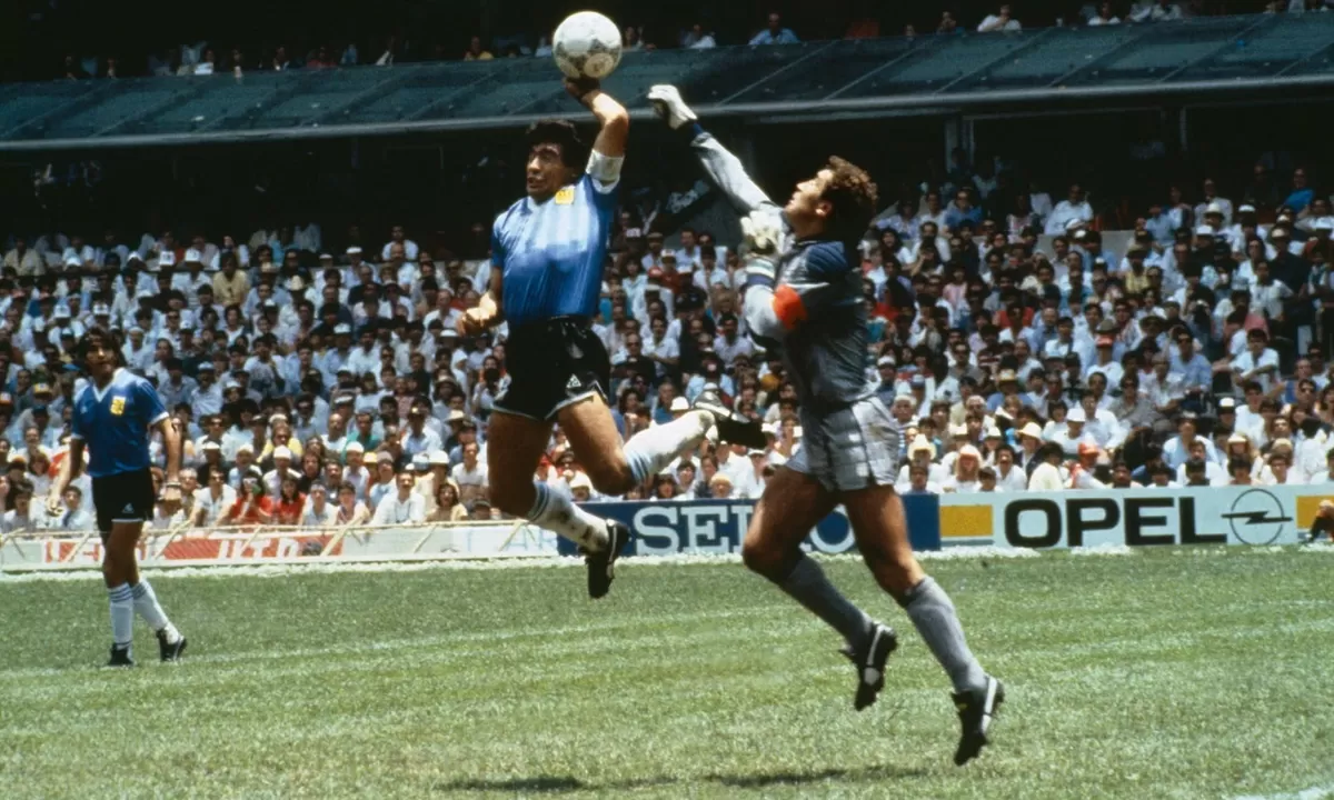 Diego Maradona mencuri gol dengan menyebut 'Tangan Tuhan' ke gawang Inggris.