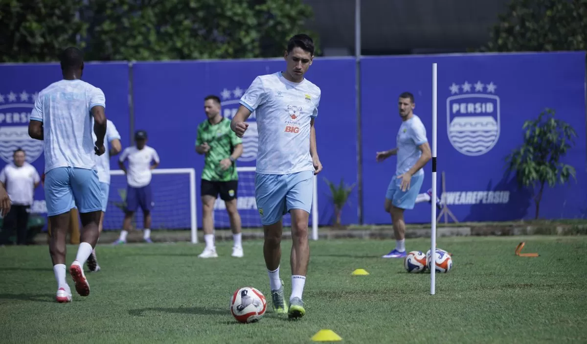 Jalani latihan perdana Luka Menalo kagum dengan warga Bandung. (Persib/Nando)