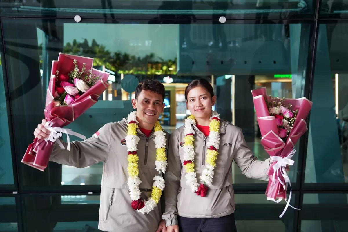 Dua peraih emas IFSC World Climbing Series Chamonix 2026 nomor speed putra dan putri, Veddriq Leonardo dan Desak Made Rita Kusuma Dewi saat tiba di tanah air, Selasa, 17 Juli 2026.
